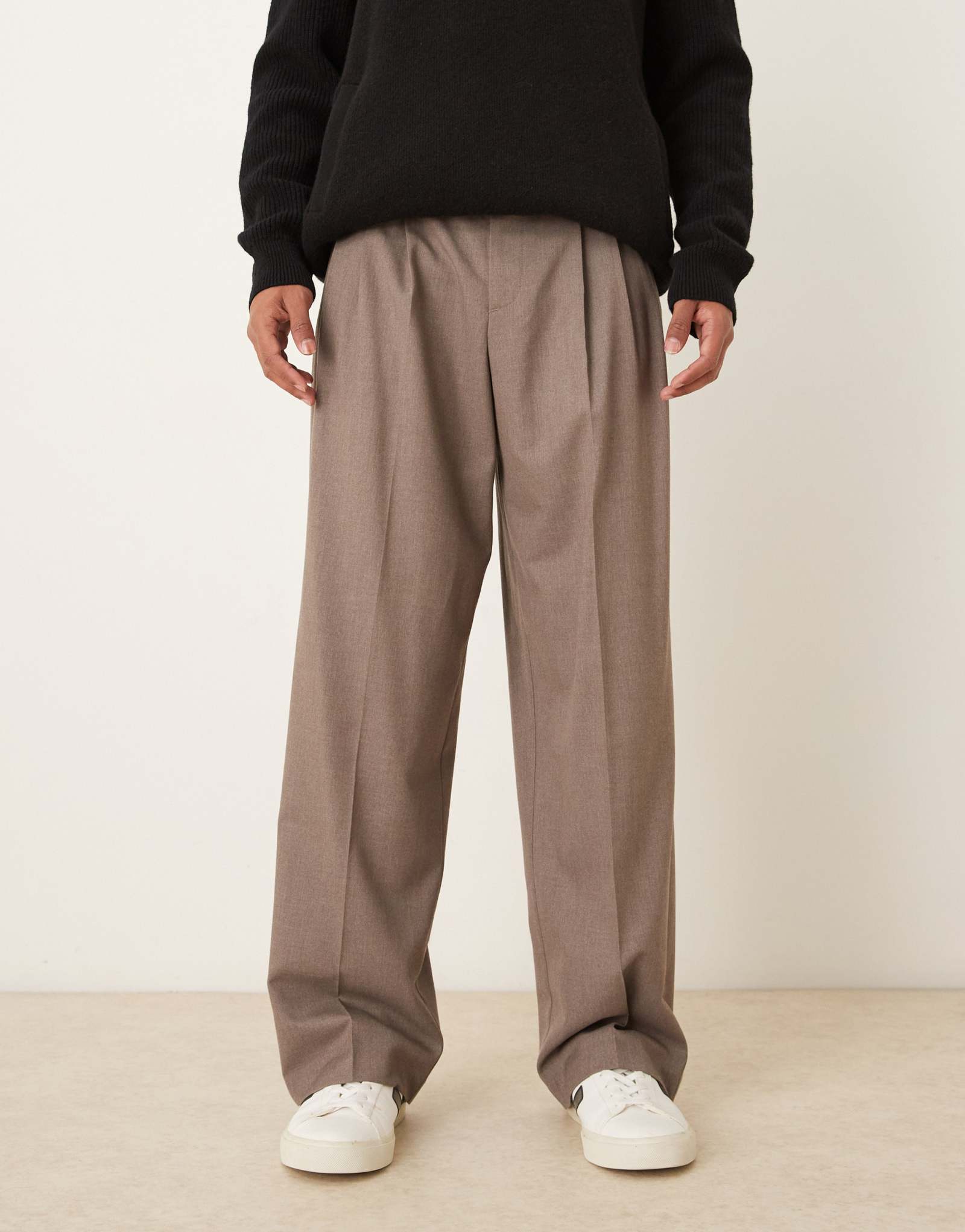 Дизайнерские широкие брюки ASOS с тройными складками из бежевой фланели 