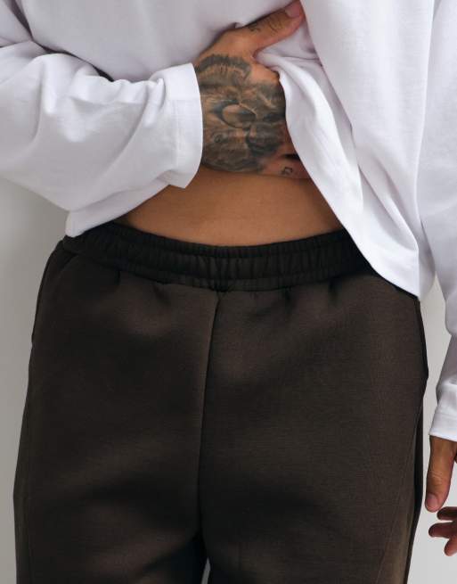 ASOS DESIGN Wide-Leg-Jogger aus Scuba-Material mit gedrehter Naht in Braun, 3 von 5