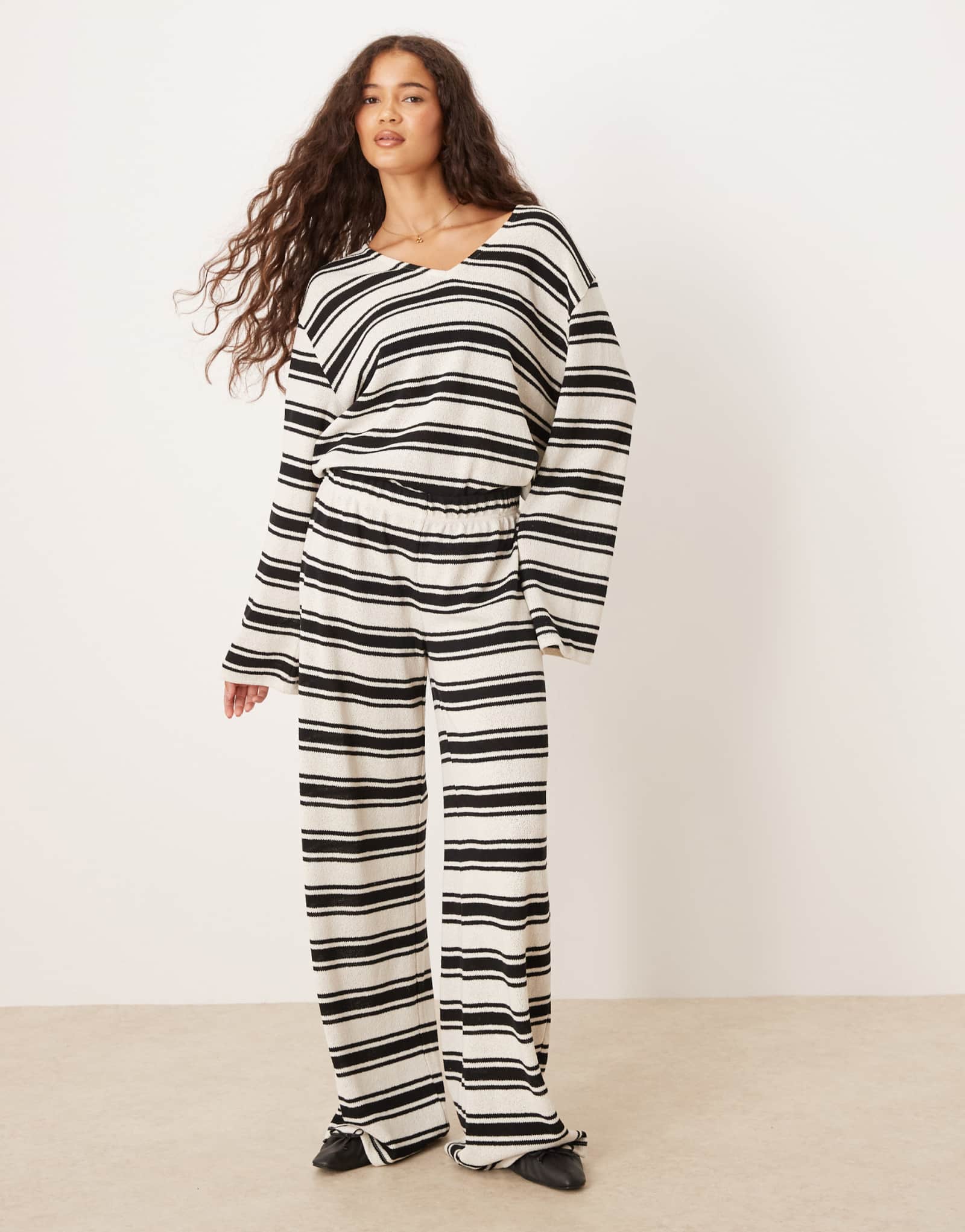 Дизайнерские широкие брюки ASOS в вязаную черно-белую полоску - часть комплекта
