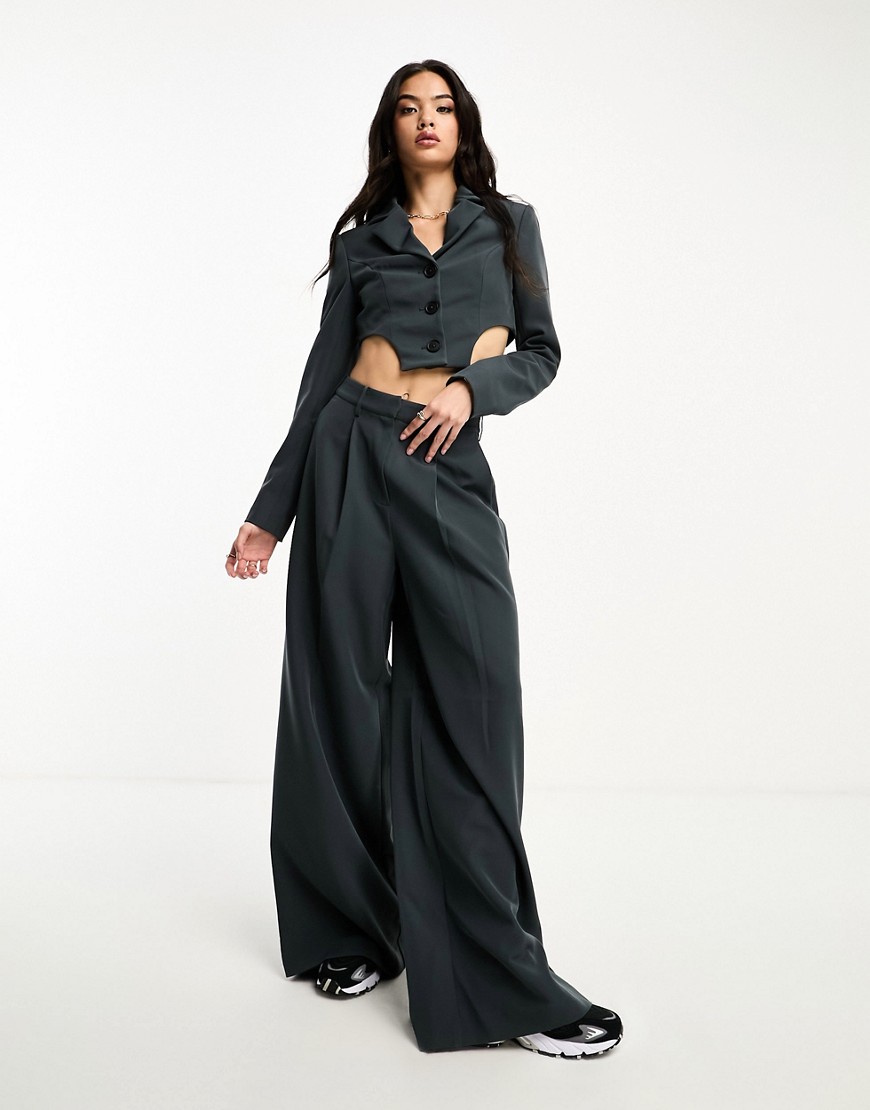 ASOS DESIGN wide leg pleat front trousers in charcoal-Grey