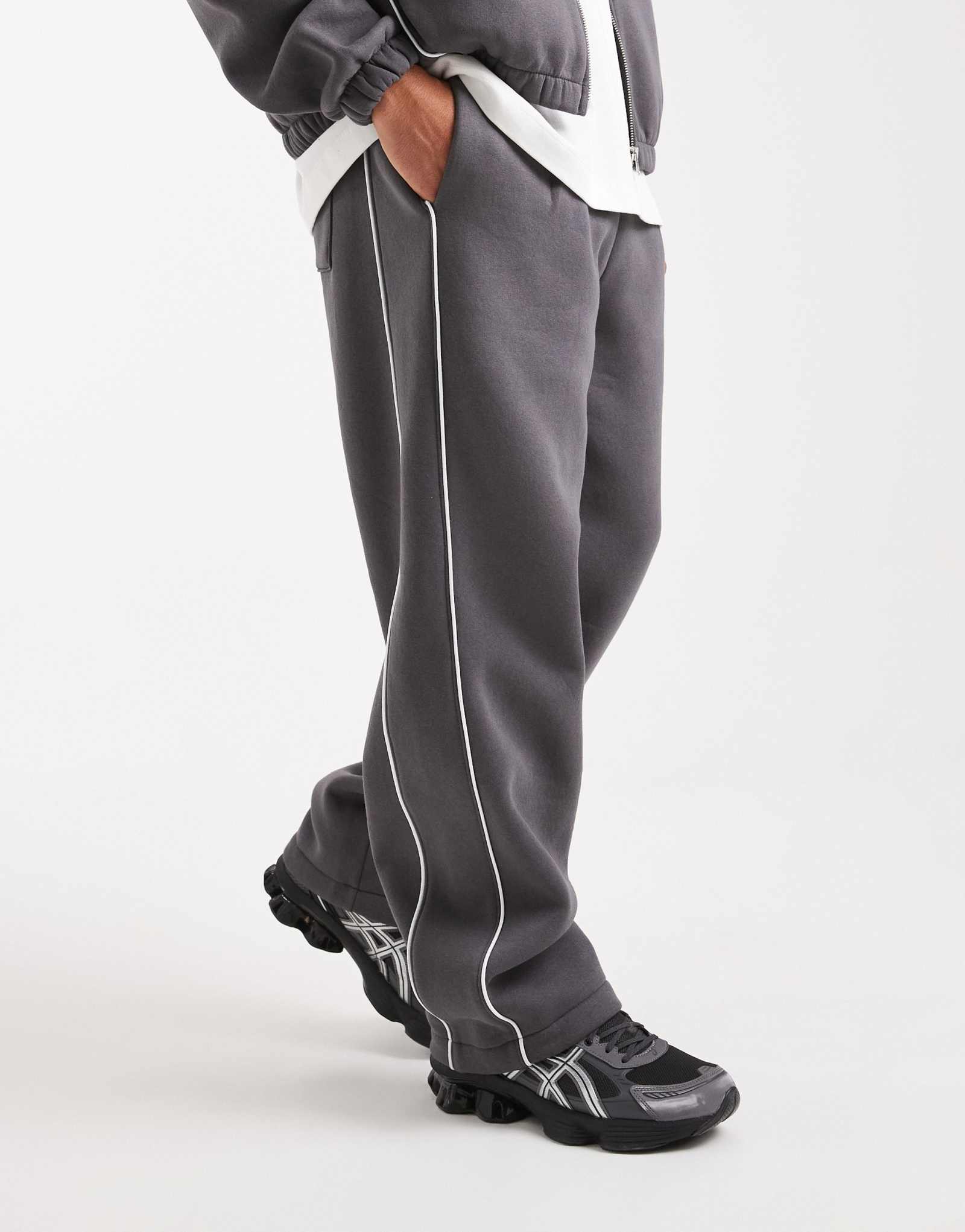 Дизайнерские широкие спортивные брюки ASOS с вырезанными и пришитыми вставками цвета древесного угля - часть комплекта