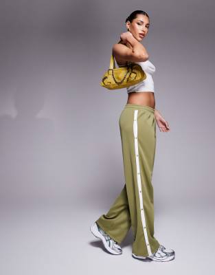 wide leg sweatpants with stripe and snaps in khaki-Green