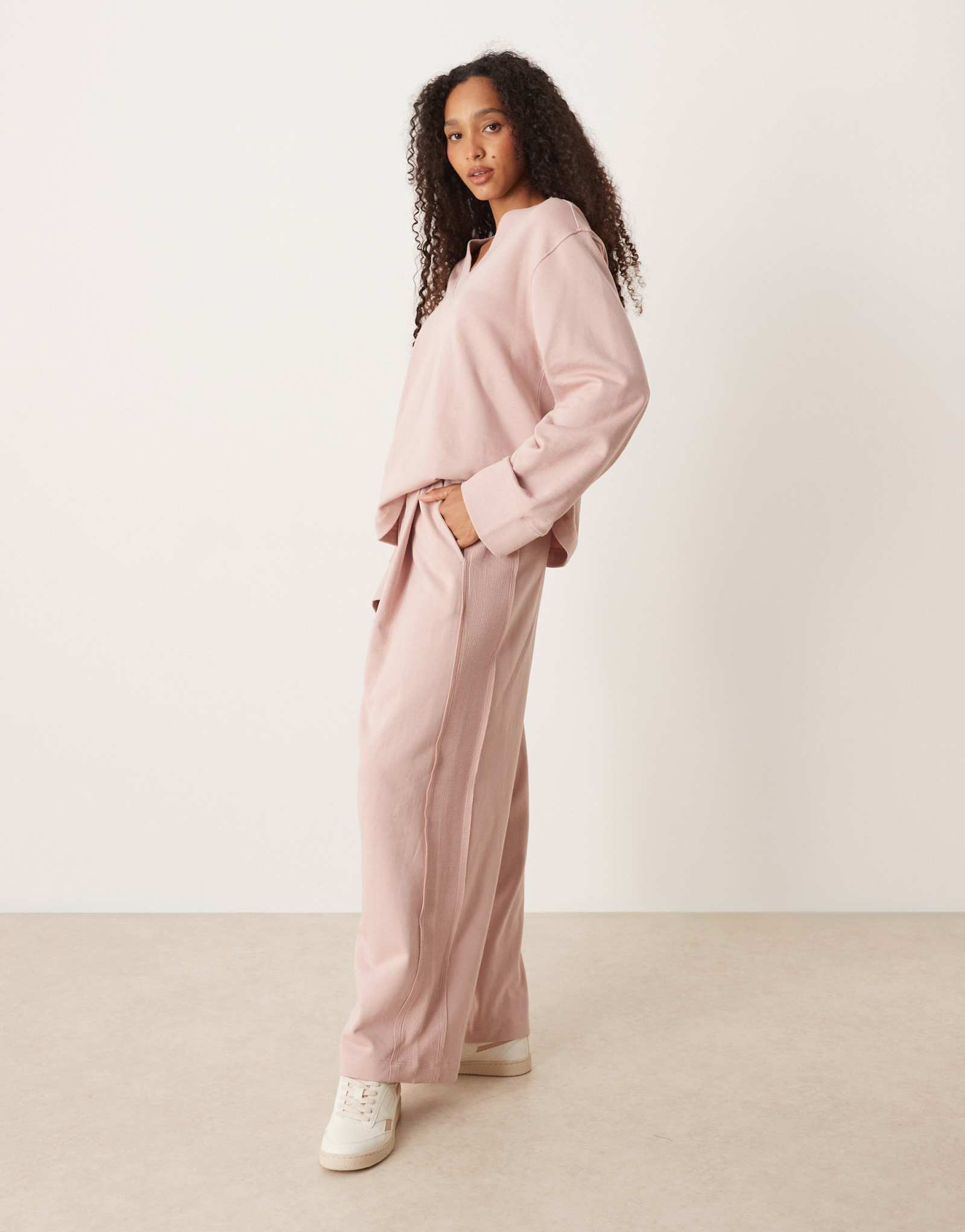 Дизайнерские широкие спортивные брюки ASOS с вафельной вставкой розового цвета - часть комплекта