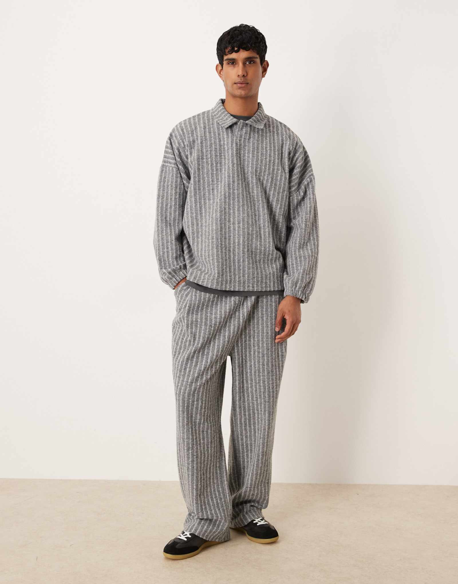 Дизайнерские шерстяные спортивные брюки ASOS с широкими штанинами серого цвета - часть комплекта