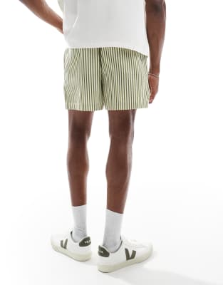ASOS DESIGN – Kurz und weit geschnittene Shorts in Grün und Weiß gestreift