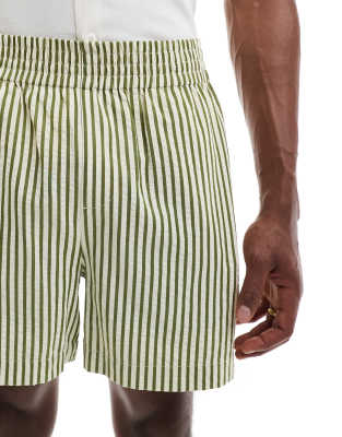 ASOS DESIGN – Kurz und weit geschnittene Shorts in Grün und Weiß gestreift