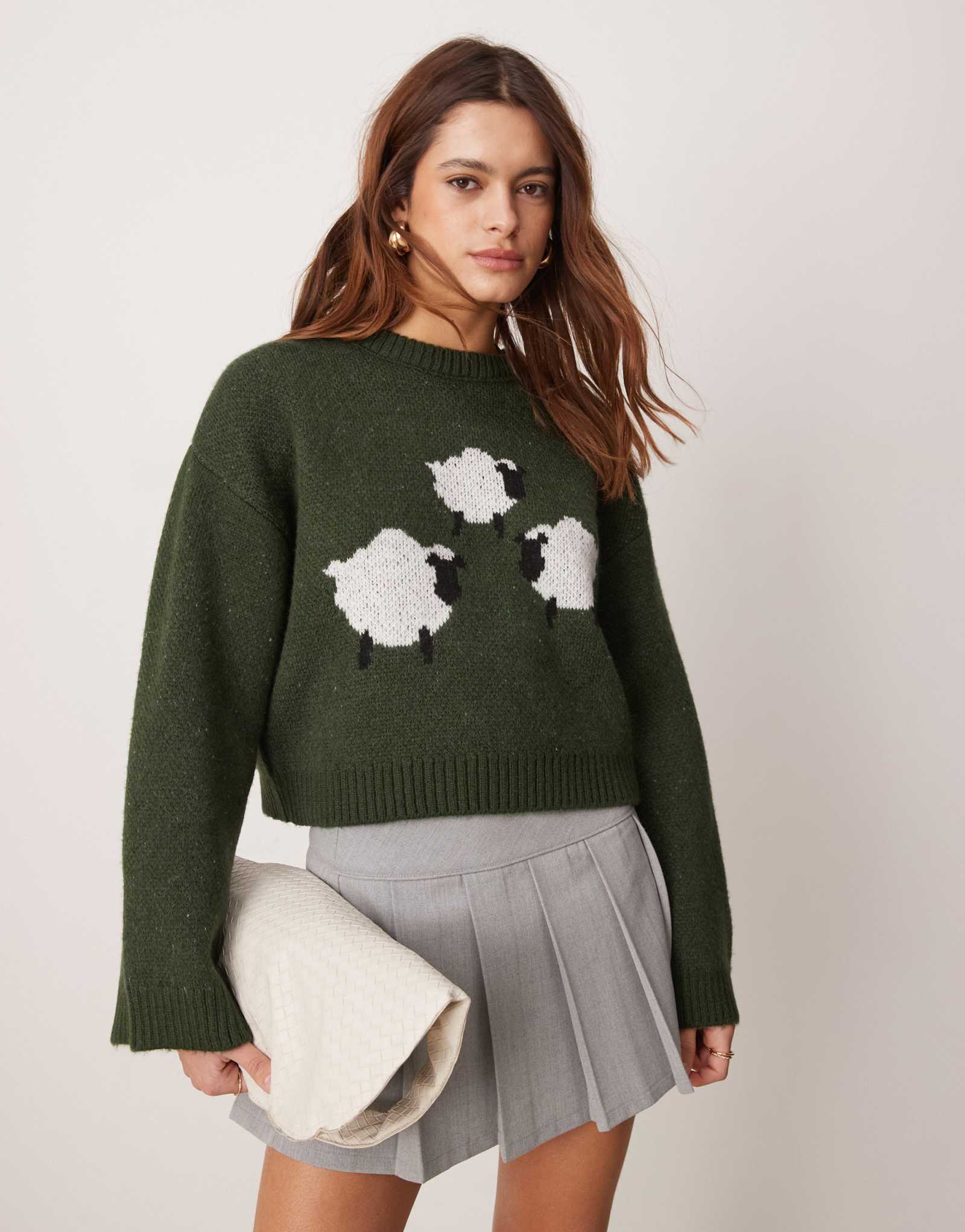 Вязаный свитер ASOS DESIGN с широкими рукавами и рисунком овечки темно-зеленого цвета