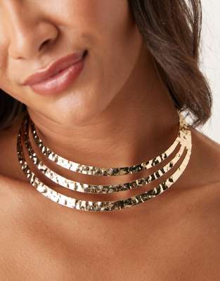 ASOS DESIGN – Wielorzędowy młotkowany naszyjnik typu choker w kolorze złota