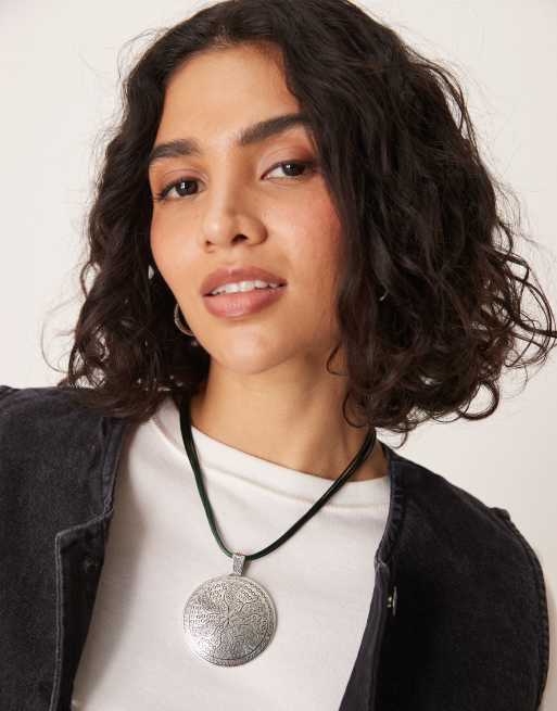 ASOS DESIGN – Wielorzędowy sznurkowy naszyjnik z zawieszką w kolorze srebra
