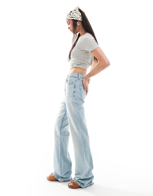 ASOS DESIGN - Wijd uitlopende jeans met halfhoge taille in lichtblauw, 3 van 5