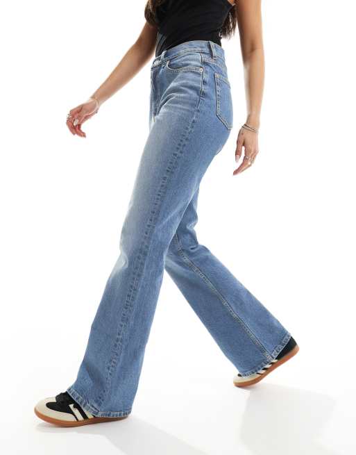 ASOS DESIGN - Wijd uitlopende jeans met halfhoge taille in middenblauw, 4 van 5