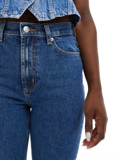 ASOS DESIGN - Wijd uitlopende jeans met halfhoge taille in middenblauw, 4 van 5