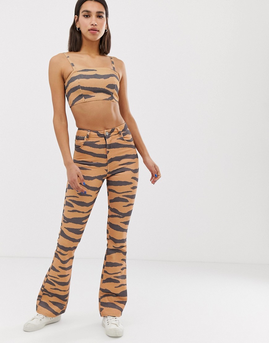 ASOS DESIGN - Wijduitlopende lange jeans in tijgerprint-Bruin