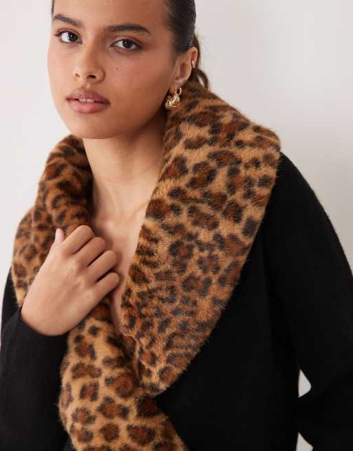 ASOS DESIGN wikkelvest met sjaalkraag van leopard faux-fur in zwart, 3 van 4