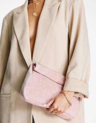 ASOS DESIGN - Wildleder-Clutch in Rosa mit Rollumschlag