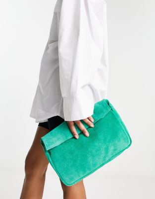 ASOS DESIGN - Wildleder-Clutch in Tannengrün mit Rollumschlag