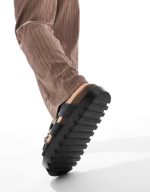 ASOS DESIGN – Wildleder-Sandalen in Schwarz mit goldfarbenen Metalldetails und dicker Sohle, 2 von 4