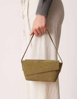 ASOS DESIGN - Wildleder-Schultertasche in Khaki mit asymmetrischer Umschlagklappe und Metalldetail am Riemen-Grün