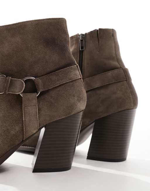 ASOS DESIGN – Wildleder-Stiefel in Braun mit Schnallendetail und Absatz, 2 von 4