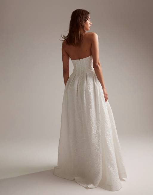 ASOS DESIGN – Winnona – Bröllopsklänning i maxilängd med bandeau-ringning och texturerade blommor, 2 av 6
