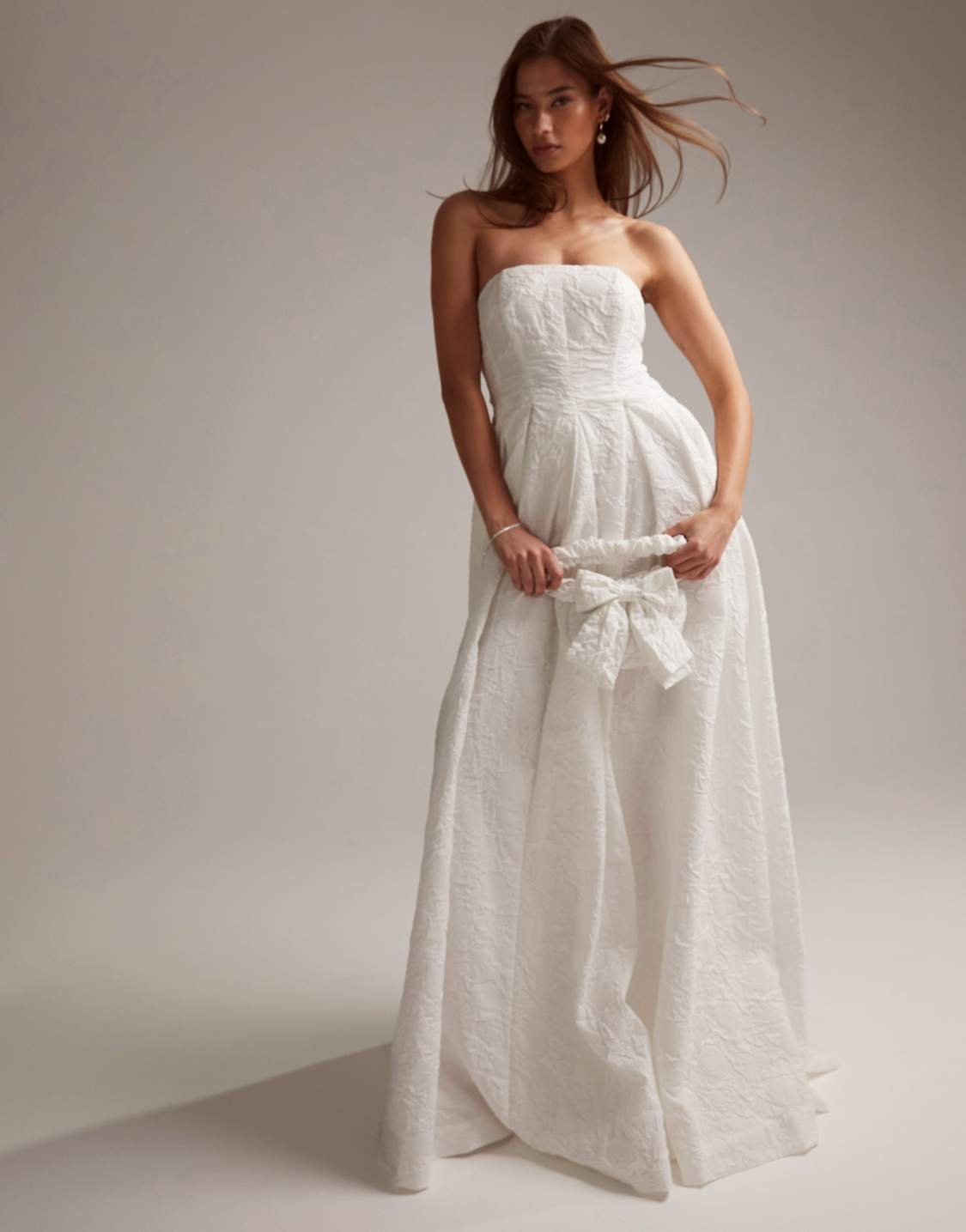 ASOS DESIGN – Winnona – Robe de mariée longue à encolure bandeau avec fleurs texturées Robes de mariée The Wedding Explorer