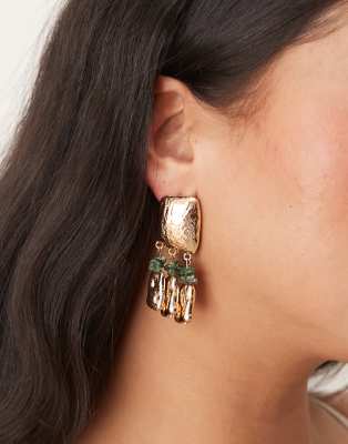 ASOS DESIGN – Wiszące kolczyki wkrętki w odcieniu złota z zielonymi detalami - view 1