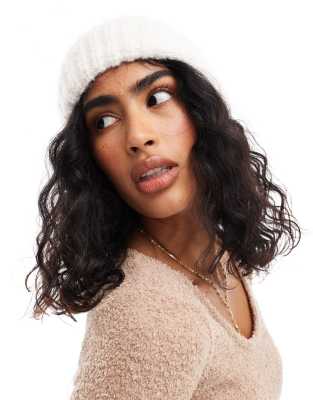 wool mix beanie in cream-White