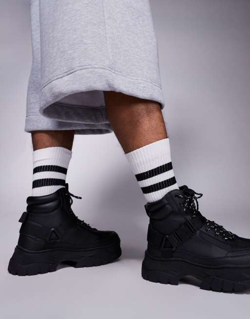 ASOS DESIGN Worker Schnurstiefel in Schwarz mit dicker Sohle und Riemen