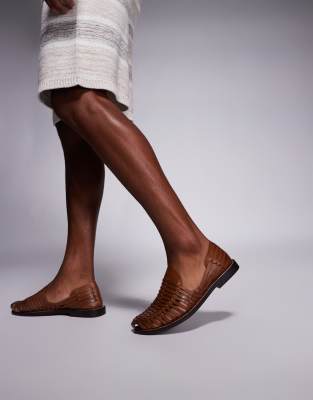  woven fisherman sandals in tan leather