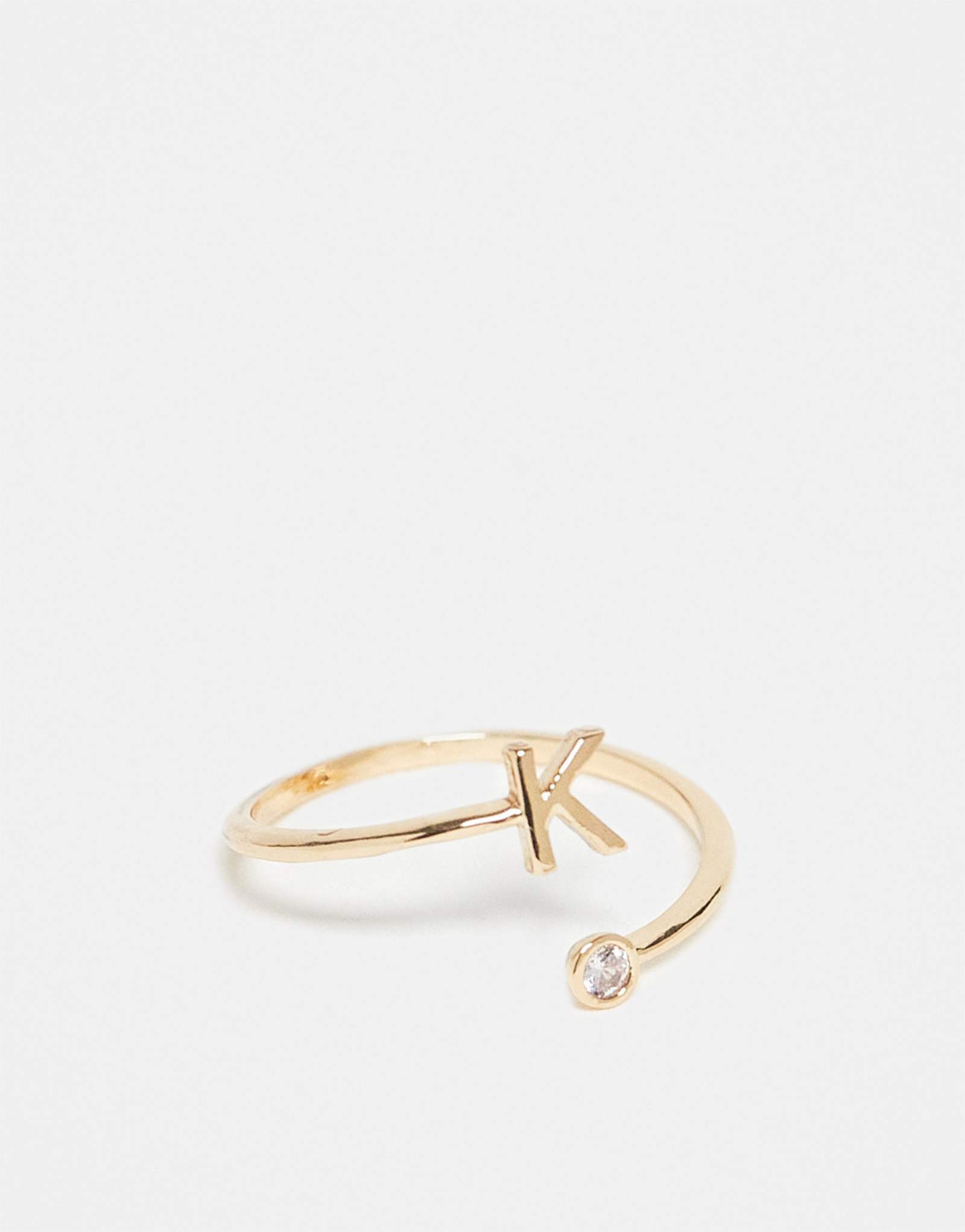 ДИЗАЙНЕРСКОЕ обручальное кольцо ASOS с фианитом и инициалом K золотого цвета в подарочной упаковке