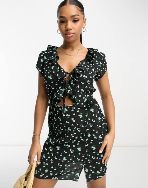 ASOS DESIGN – Wykończona falbanką sznurowana czarna sukienka mini w drobny kwiatowy wzór - view 1
