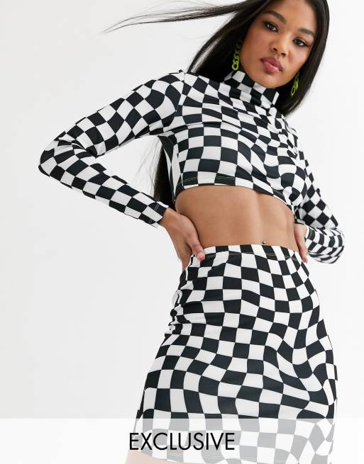 ASOS DESIGN x Christian Cowan - Crop top avec motif damier de tailles différentes et mini-jupe, 2 de 3