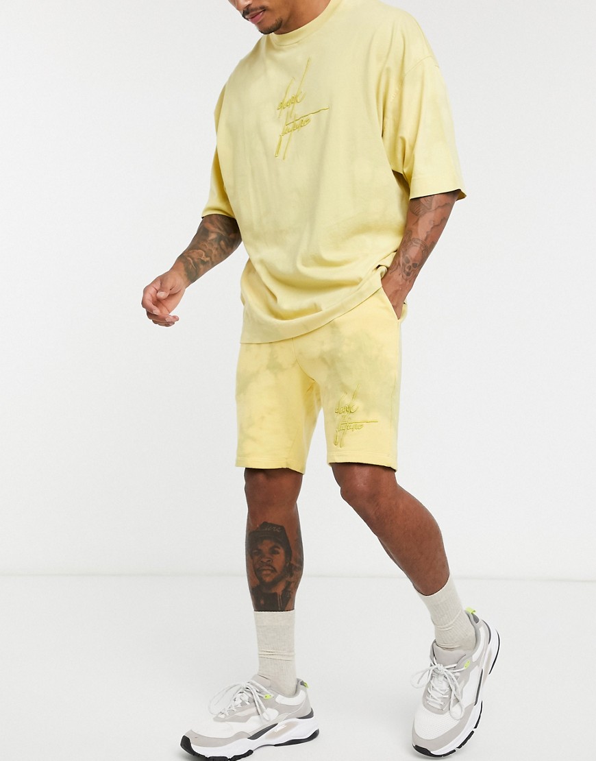 ASOS DESIGN x Dark Future - Pantaloncini giallo tie-dye con logo ricamato coordinati