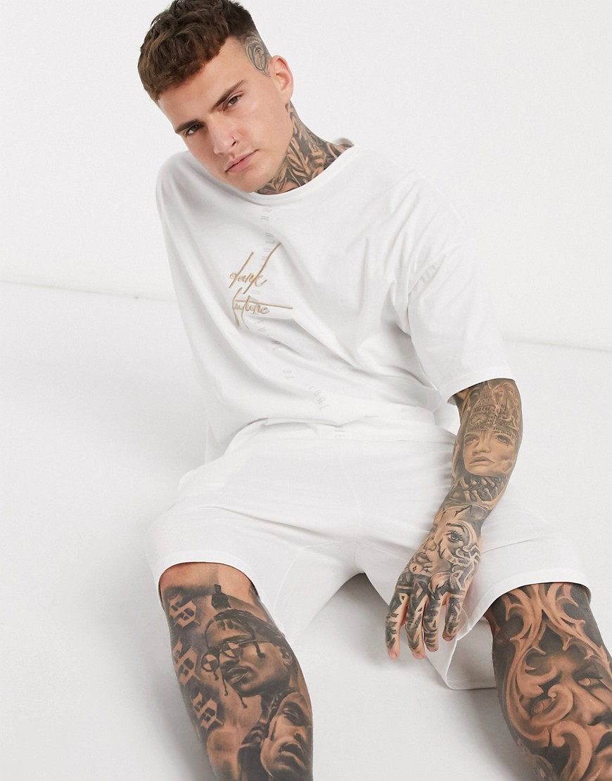 ASOS DESIGN x Dark Future - Pigiama con pantaloncini con elastico in vita con logo e T-shirt oversize-Bianco