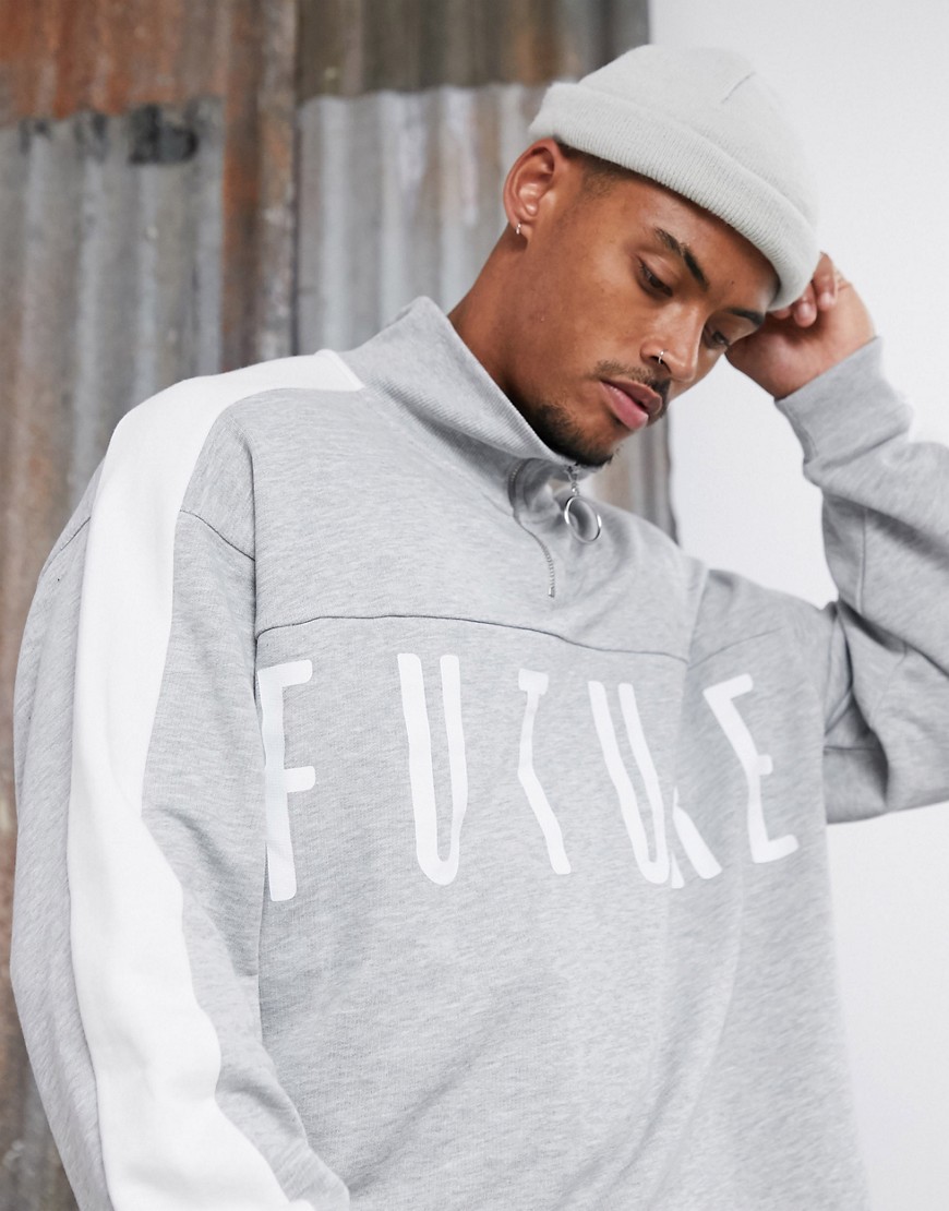 ASOS DESIGN x Dark Future - Sweatshirt med ståkrave og sidestribe samt halv lynlås med logo-Grå