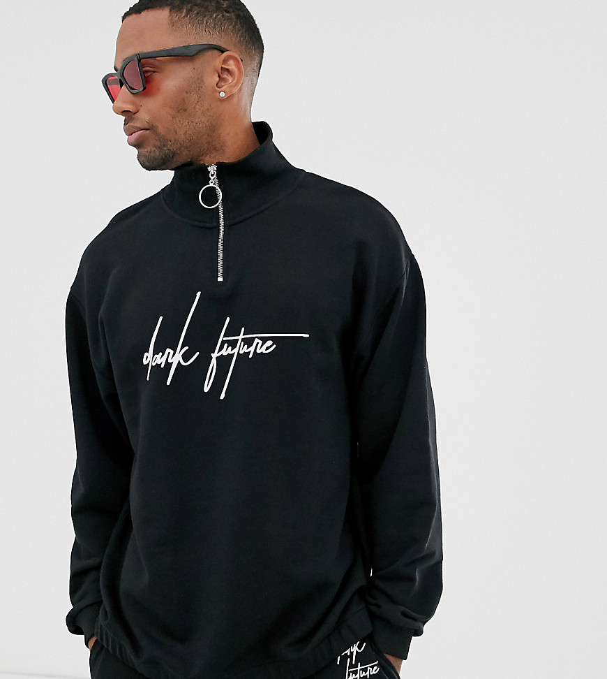 ASOS DESIGN x Dark Future Tall - oversized sweatshirt med ståkrave og logoprint på bryst-Sort