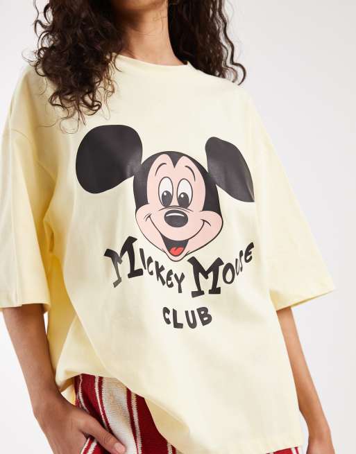 ASOS DESIGN x Disney – Gul t-shirt med Mickey Mouse Club-tryck, 3 av 4
