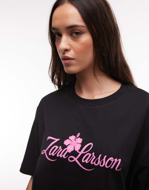 ASOS DESIGN X Z. Larsson - Sort oversized T-shirt med licenseret print - Officielt merch, 4 af 4