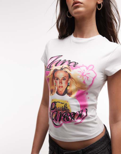 ASOS DESIGN X Zara Larsson – Vit, krympt t-shirt med licenserat tryck, 3 av 4