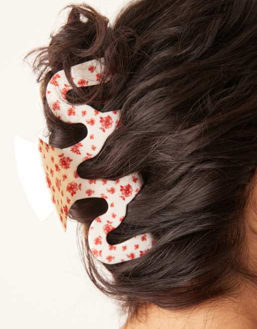 ASOS DESIGN XL wiggle-shaped hair claw in ditsy floral print, 3 of 3