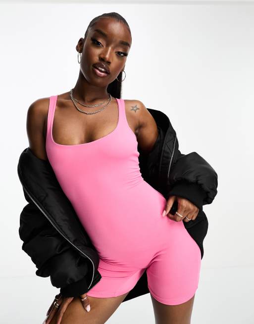 ASOS DESIGN - Zacht aanvoelende unitard-playsuit met smalle bandjes in felroze