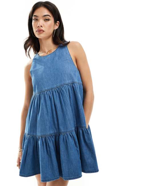 ASOS DESIGN - Zachte aangerimpelde denim mini-jurk met stroken in mid-wash blauw, 2 van 4