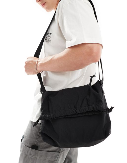 FhyzicsShops DESIGN - Zachte crossbody tas met omgevouwen flap in zwart