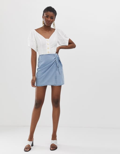ASOS DESIGN - Zachte denim minirok met overslag in lightwash blauw
