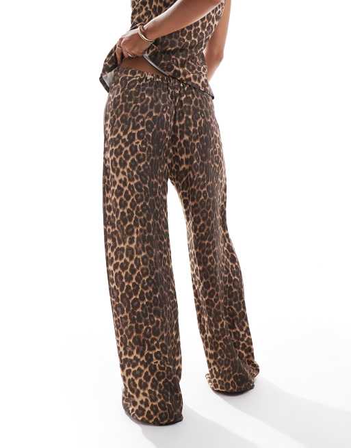 ASOS DESIGN - Zachte elegante broek met wijde pijpen en luipaardprint, 4 van 5