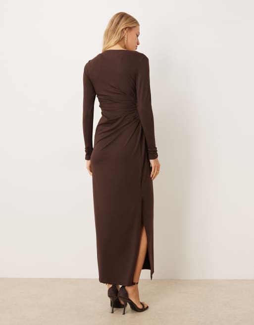 ASOS DESIGN - Zachte gedrapeerde maxi-jurk met lange mouwen in chocoladebruin, 4 van 4