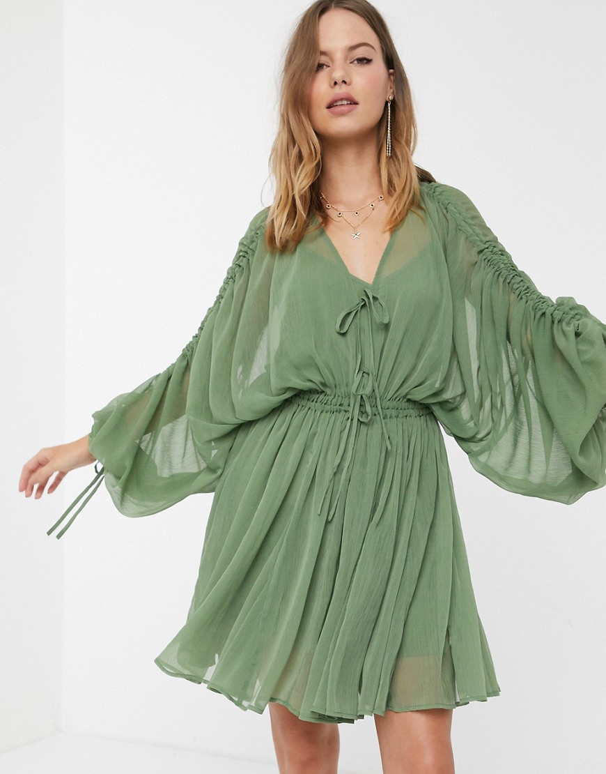 ASOS DESIGN - Zachte gelaagde mini-jurk met trekkoord in de taille en lange mouwen in kaki-Groen