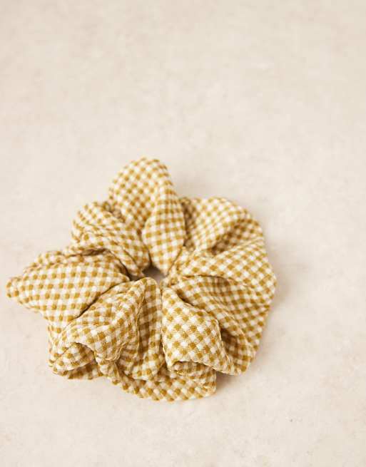 ASOS DESIGN - Zachte geruite scrunchie met textuur in mosterdgeel en crème, 2 van 3