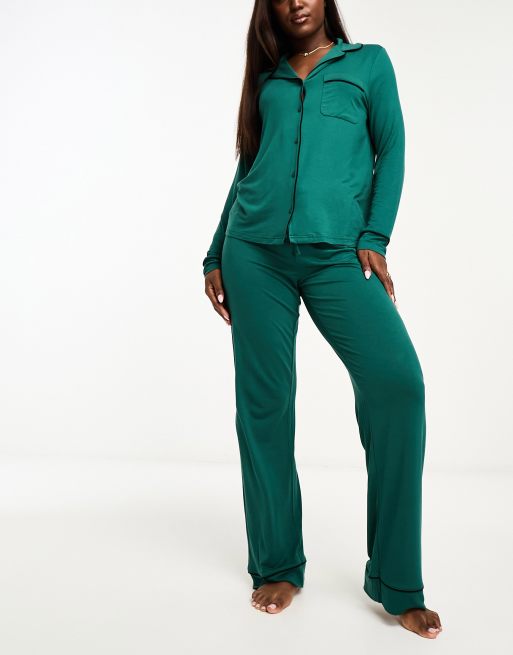 ASOS DESIGN - Zachte pyjamaset met overhemd met lange mouwen en broek in groen met contrasterende biezen