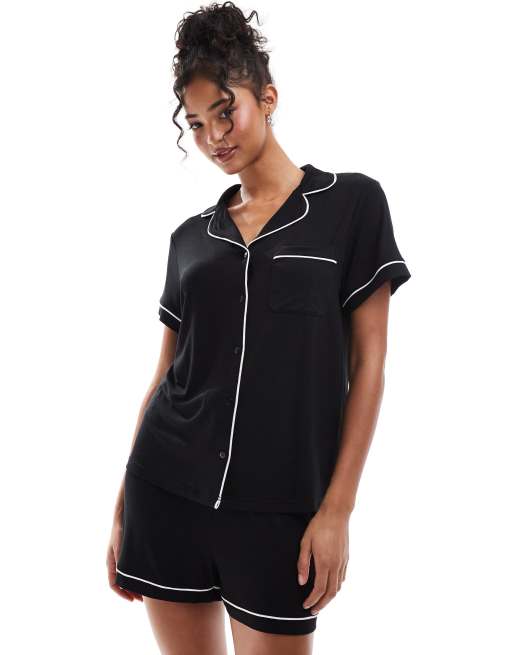 ASOS DESIGN - Zachte pyjamaset van overhemd met korte mouwen en short in zwart met contrasterende biezen